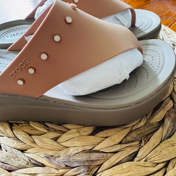 Crocs women’s studded Brooklyn flip flop wedges size 6 - Picture 8 of 15